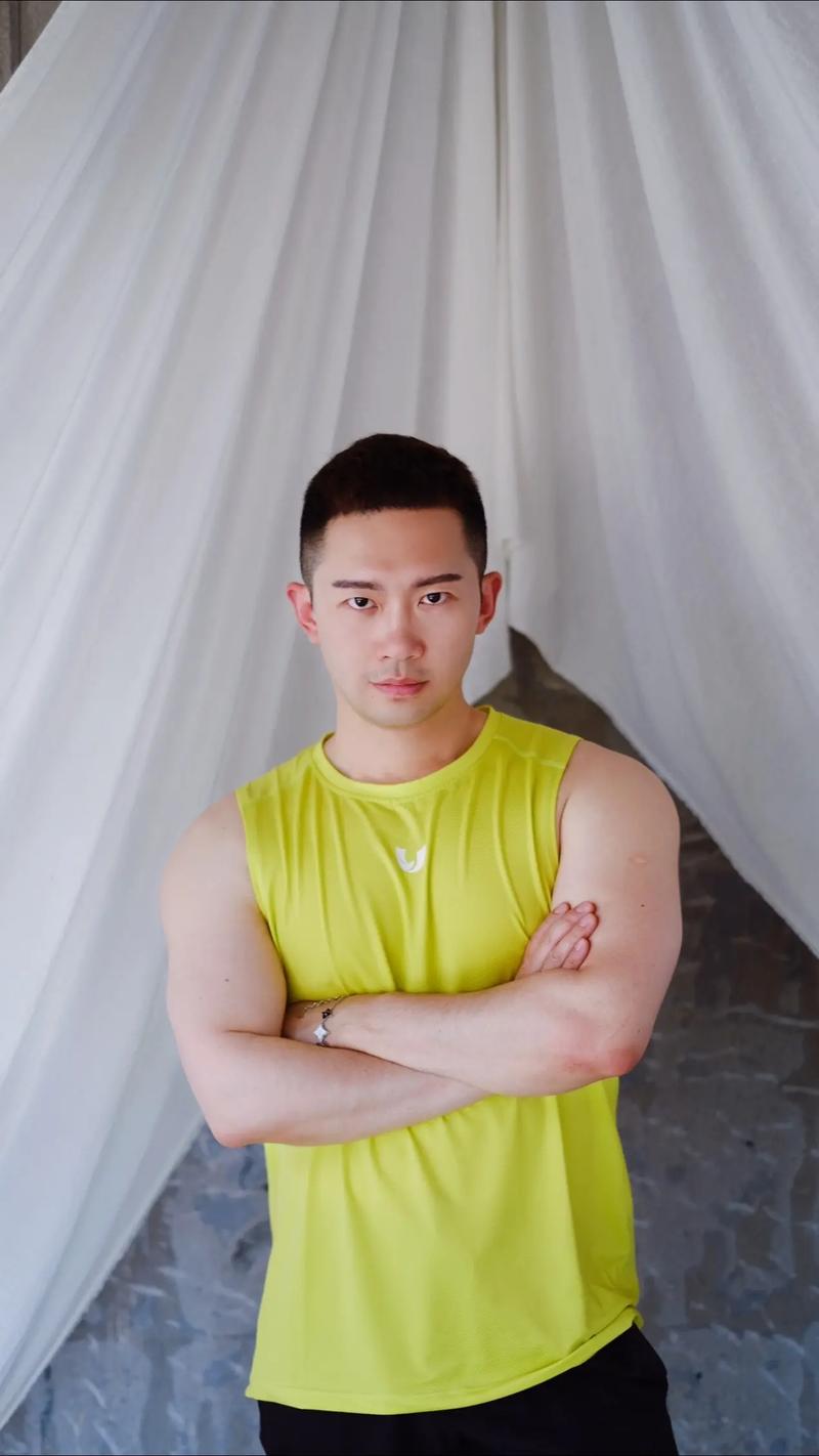 拍照姿势怎么摆男生桌子图3