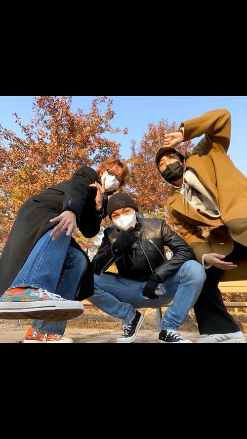 新年拍照姿势三人图3