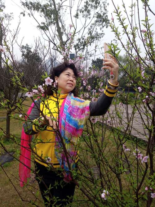 在树下拍照摆什么姿势最好看图2