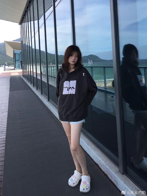 拍照姿势动作大全小红书图片图1