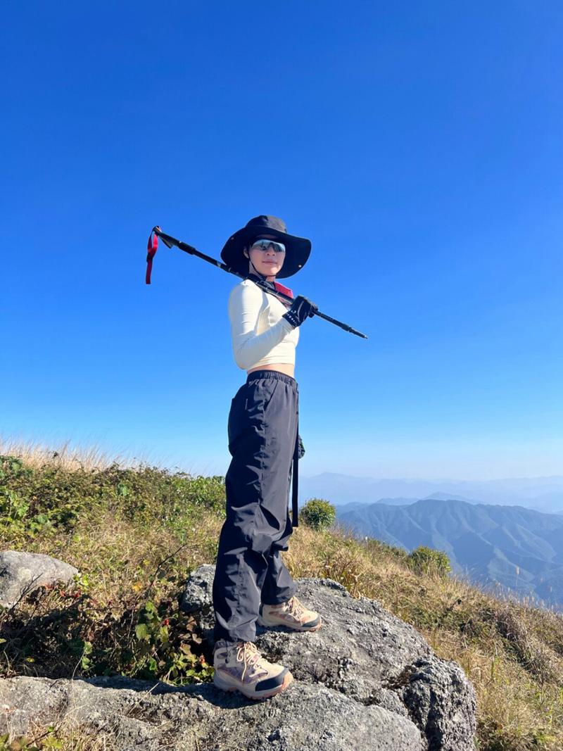 登山拍照姿势动作大全图3