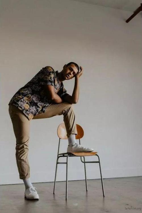 男人拍照姿势怎么摆好看图片大全图2