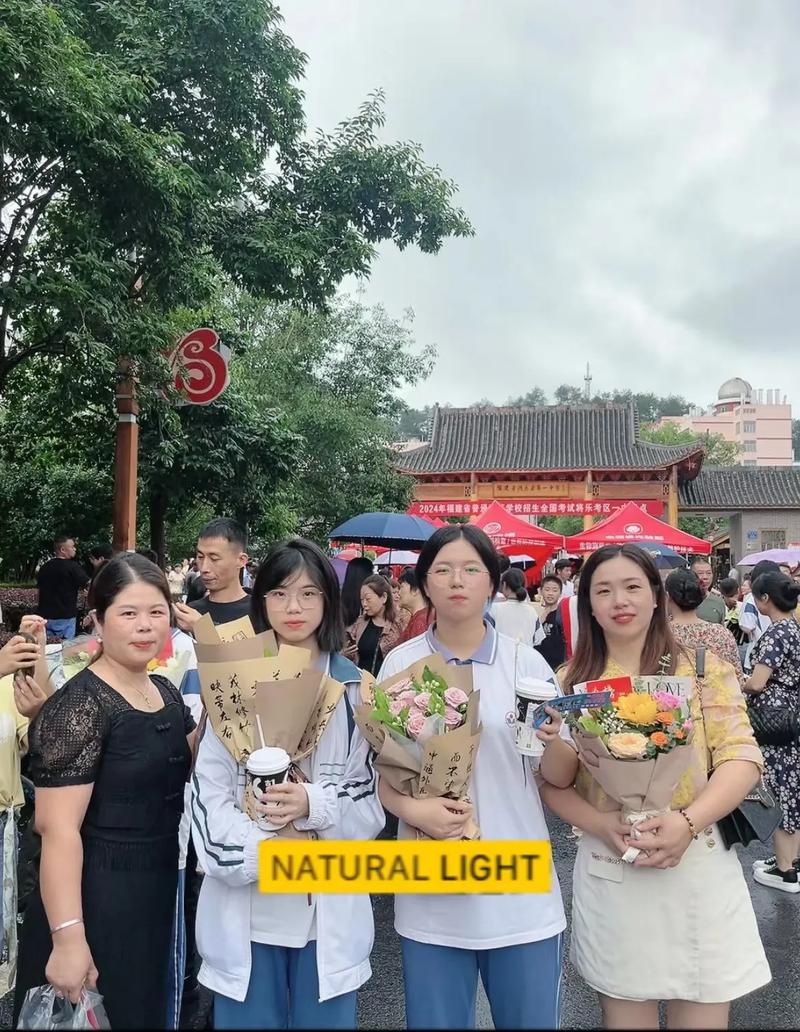 女孩子最好看的拍照姿势双人图1