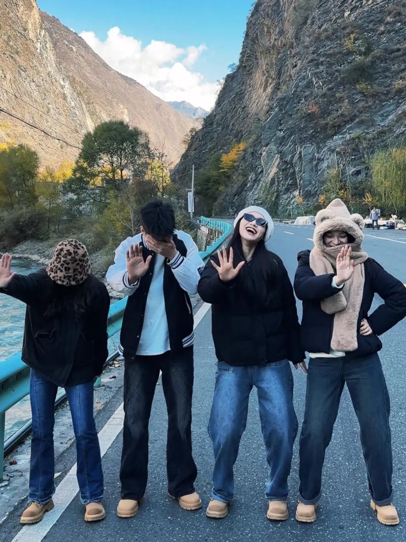 女孩子最好看的拍照姿势双人图3