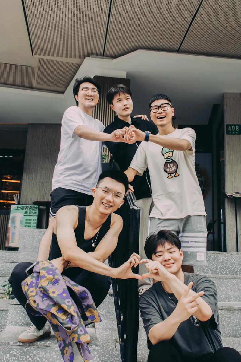 男生拍照姿势大全,这样拍一定帅图1