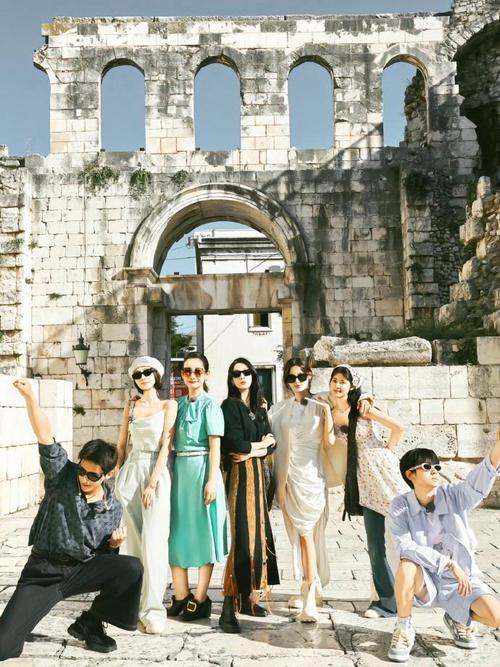 四个人拍照好看的姿势图1