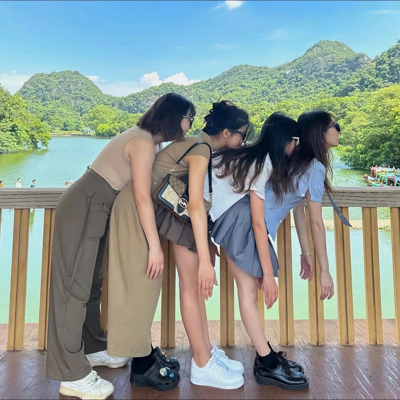 四个人拍照好看的姿势图2