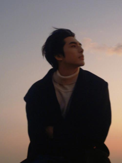 男生拍照姿势大全教你拍出好照片图1