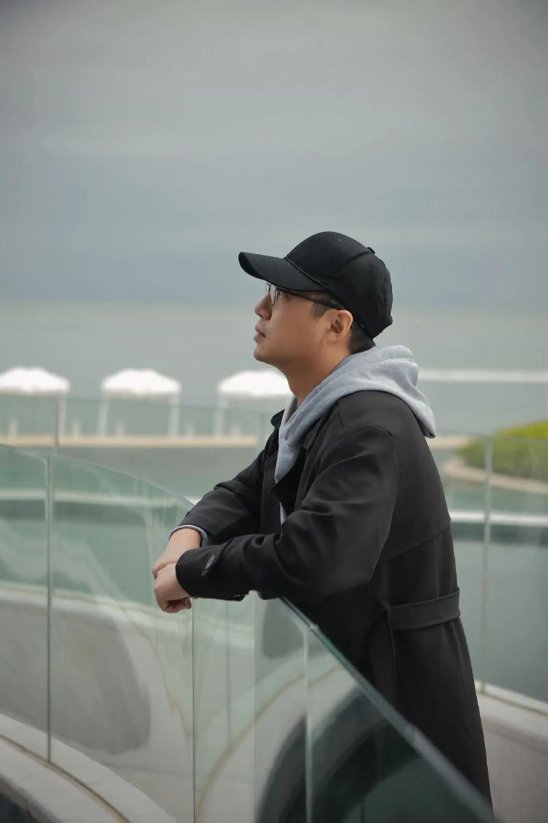 男人拍照姿势怎么摆好看图图1