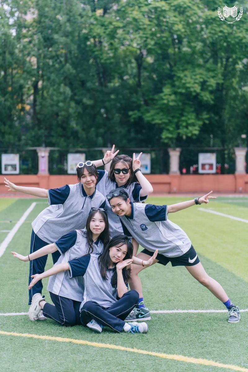 合影拍照姿势大全小学毕业季图1