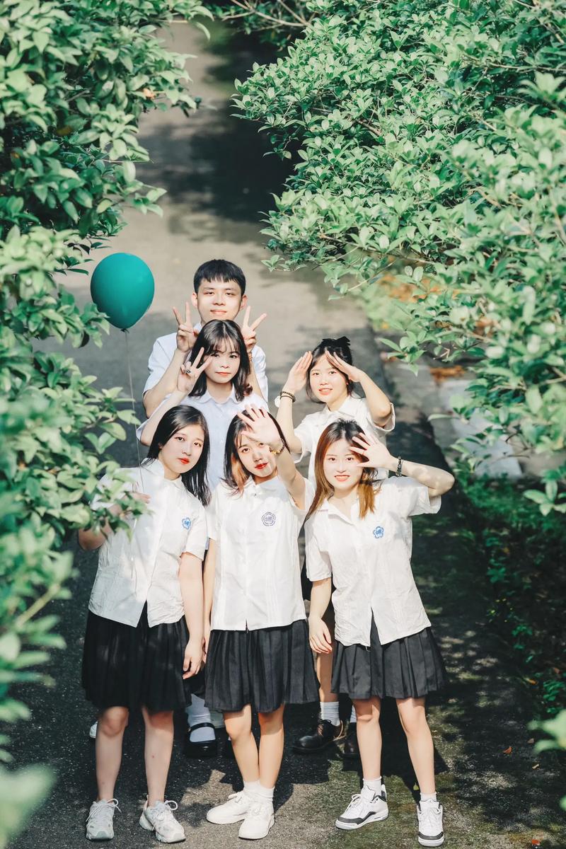 6人拍照姿势创意大全图片图2