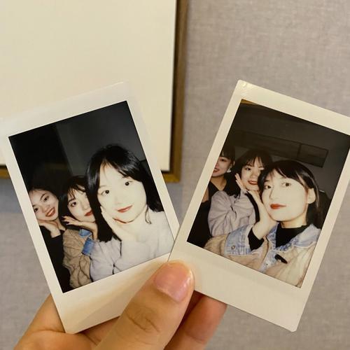 拍照姿势怎么摆女生拍立得照片图2