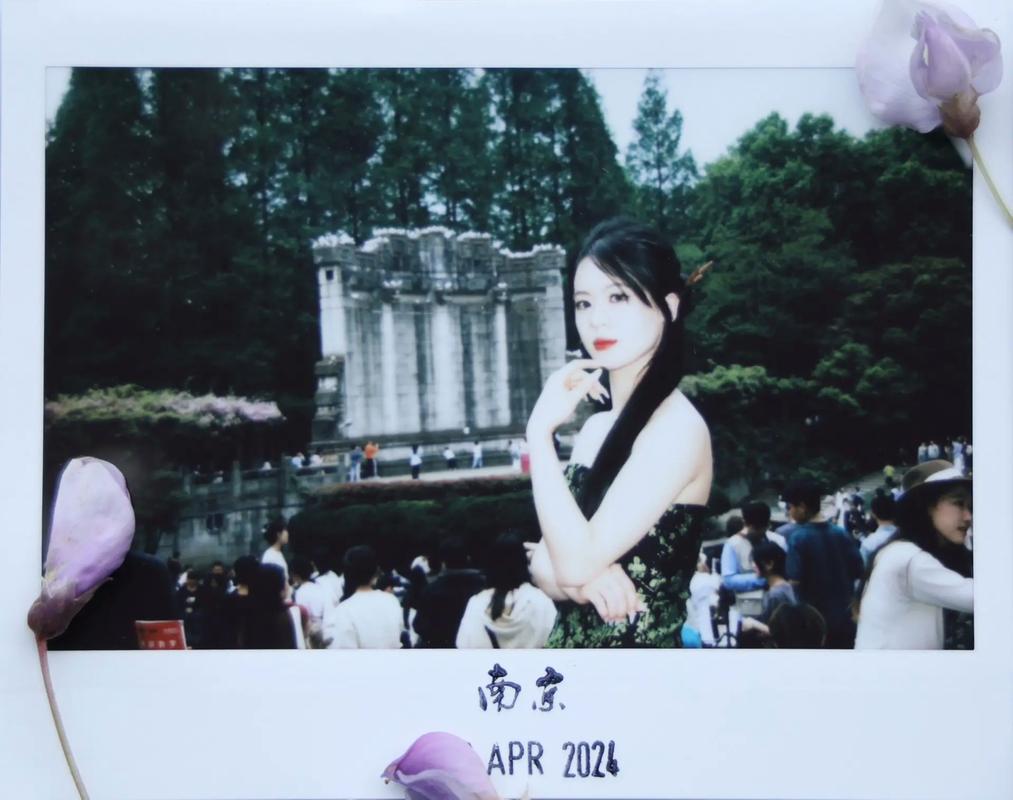 拍照姿势怎么摆女生拍立得照片图3