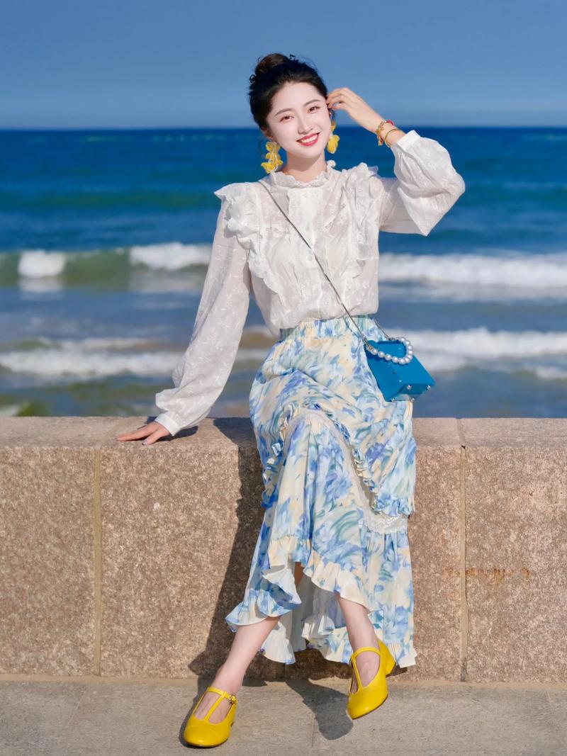 有一个女人正在摆姿势拍照