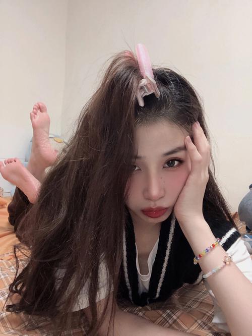 个人单手自拍拍照姿势