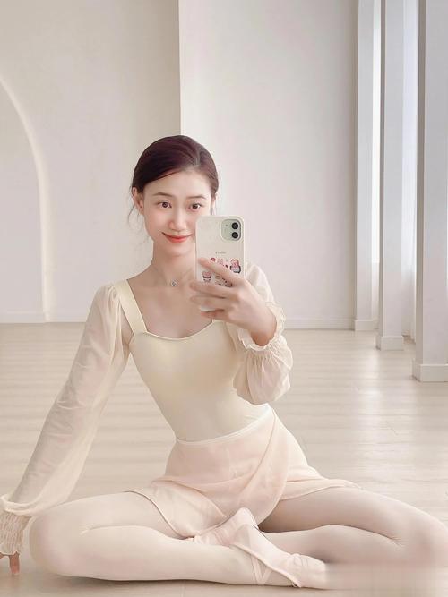 女人室内自拍怎么拍照好看女生8个室内拍照姿势,简单自然上镜