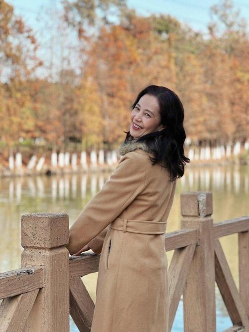 中年女人照相姿势怎么摆好看图1