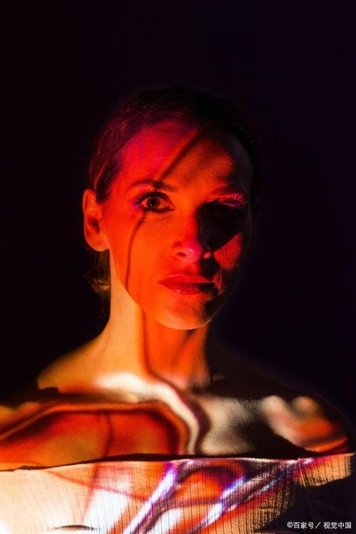 摄影师打光会把男孩的脸肤色打不均匀吗