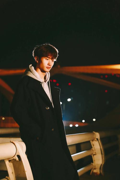 拍照姿势动作大全男生头像图2