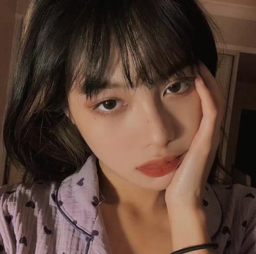 拍照姿势动作大全女生头像图3