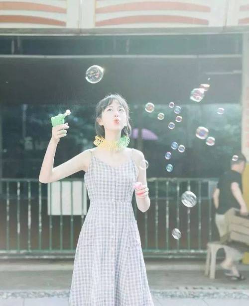 女孩儿拍照姿势图1