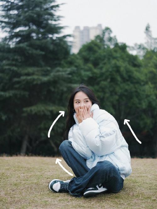 女生坐姿拍照姿势