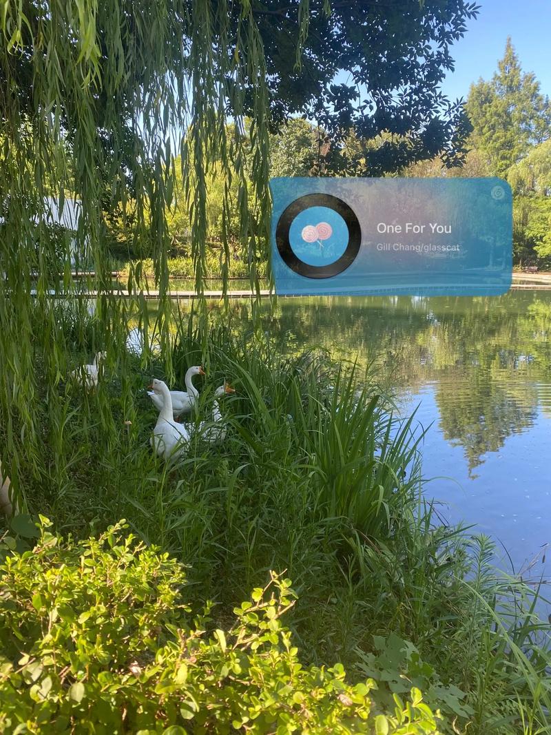 怎样把自己的照片直接p到另一张风景图片上?