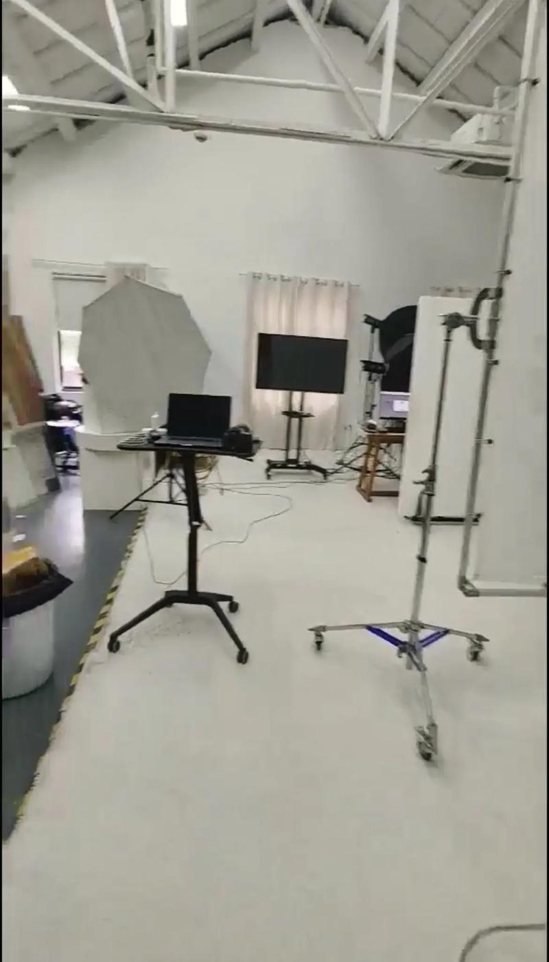 刚刚和朋友创建的摄影工作室,请问只用打光板可以吗,会不会效果不太好...