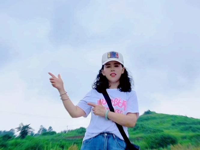 拍照姿势怎么摆女站着图3