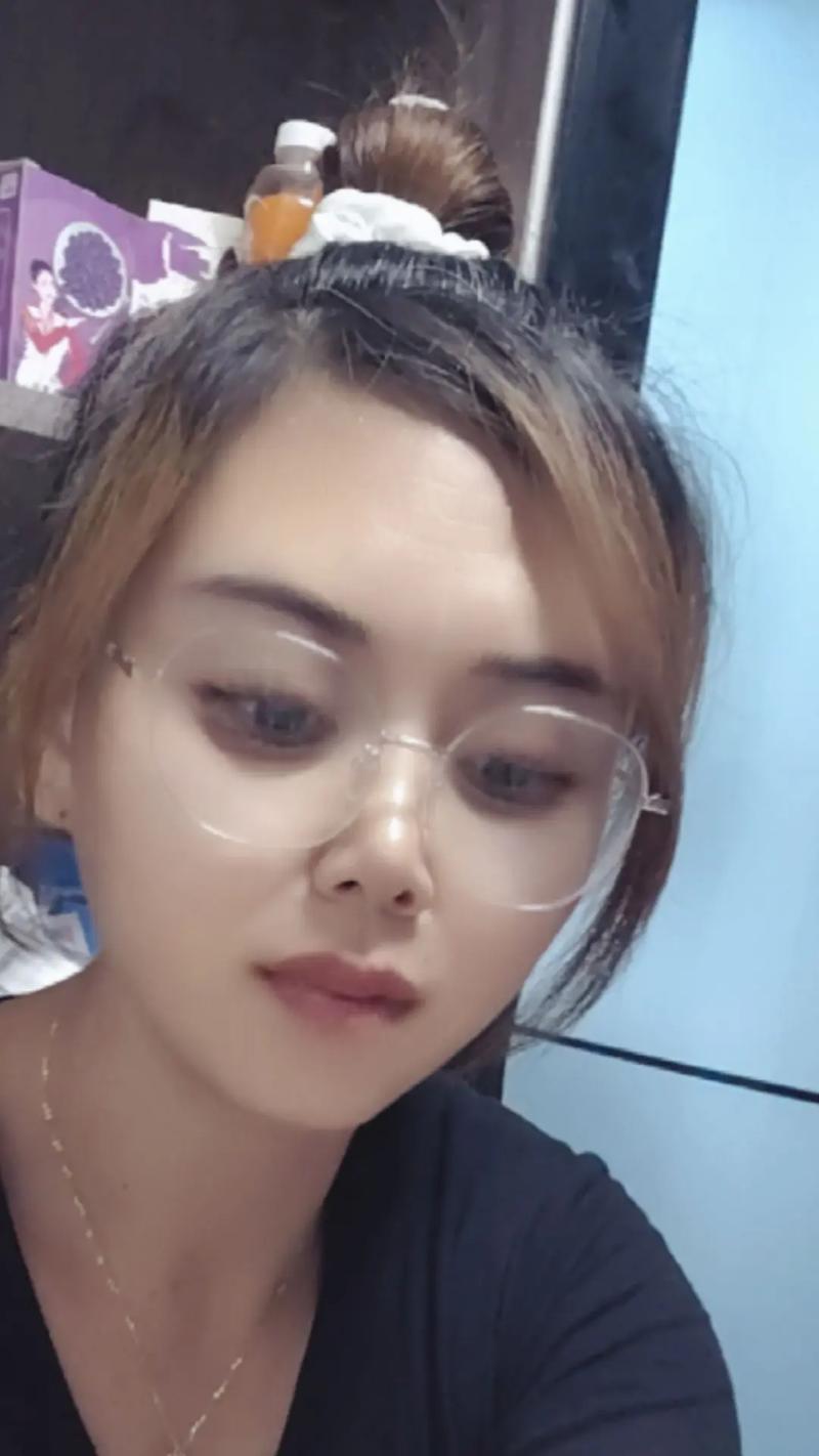 发自拍照酷酷的句子(自拍之美:160句以发照片很酷的自拍好句)