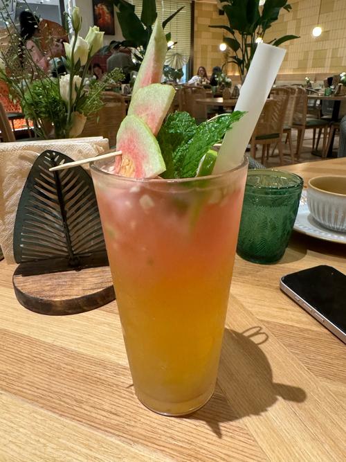 我拿一瓶饮料放在桌子上拍摄,会把桌子和饮料一起拍下来,怎样做到不把...