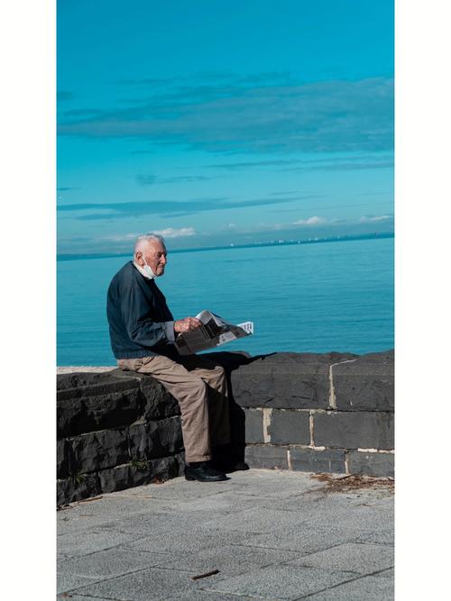 摄影师拍摄老人要注意的技巧?