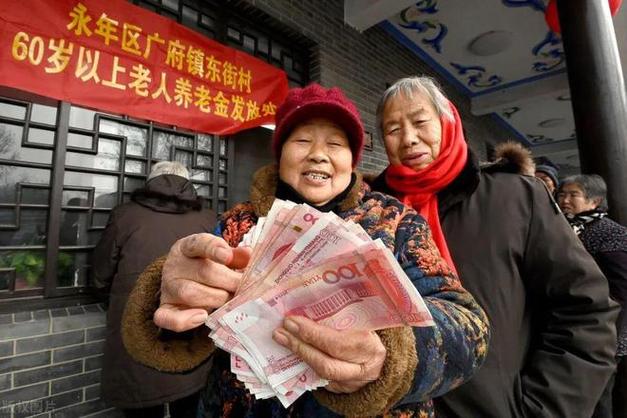 60岁到70岁老人照片,农村60岁老人养老金照片怎么自己照法