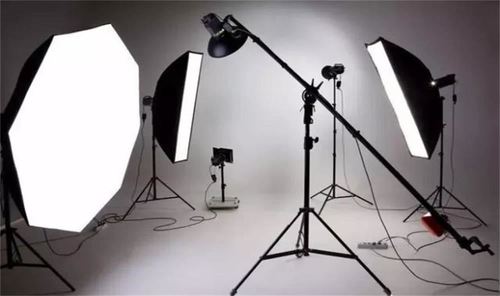 摄影师拍摄老人要注意的技巧求详解,摄影棚里面进行拍摄的。_百度...