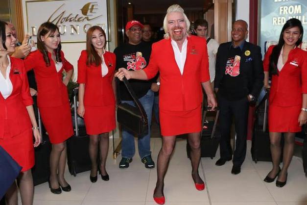 一男生和我们打赌输了,让他和这双高跟鞋摆什么样的姿势最搞笑～