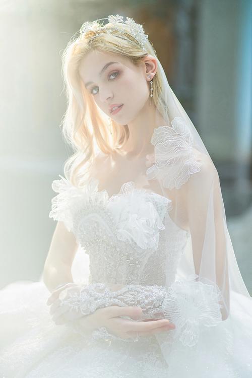 如何在白色背景布上拍摄白色服装?