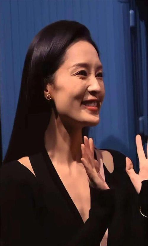 潘粤明晒死亡角度自拍调侃,难道明星也把握不住死亡角度吗?