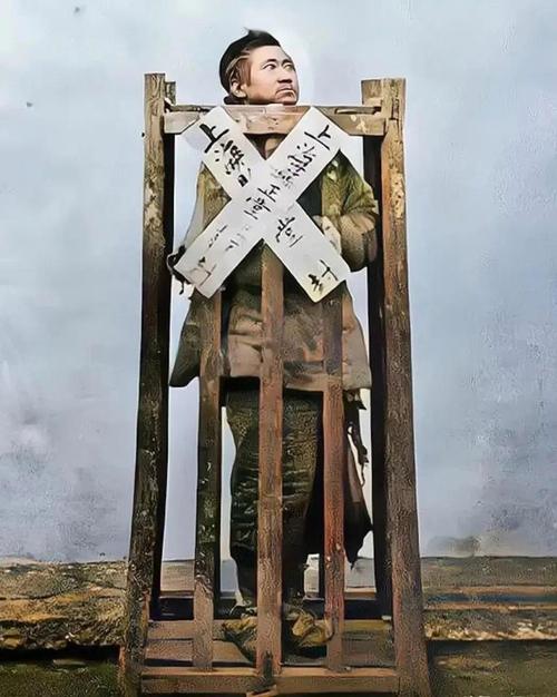 我想要犯人入狱前拍的有身高标尺的照片一张,犯人举着个牌子,不要废话...