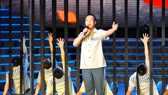 我想要犯人入狱前拍的有身高标尺的照片一张,犯人举着个牌子,不要废话...