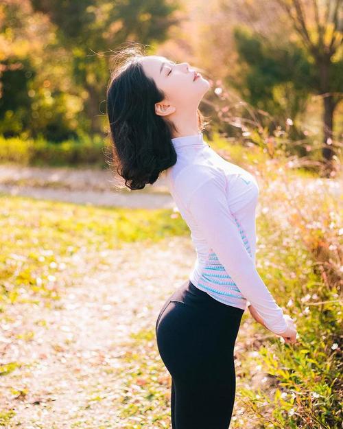 怎样拍照显的女生个子高一点