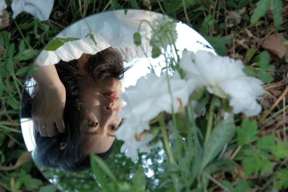 拍照姿势教程丨用镜子居然也能拍出伤感情绪大片?