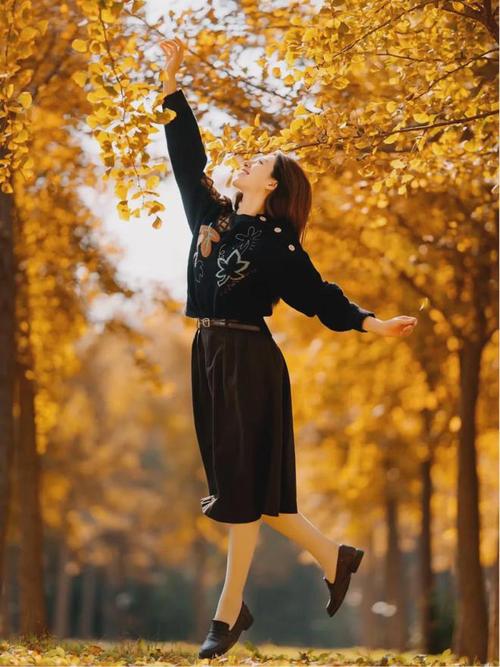 8个自然好看的拍照姿势,大方自然不做作,拍出你的各种美