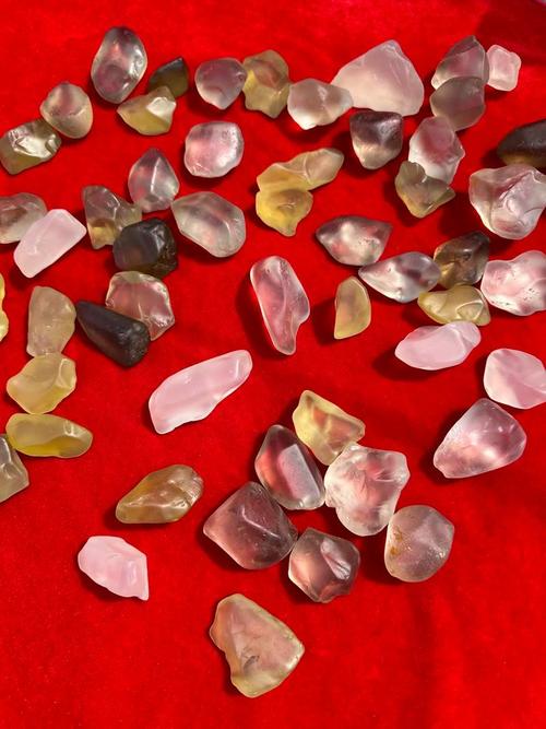 你能帮我鉴定下,这个是宝石光吗?谢谢啊