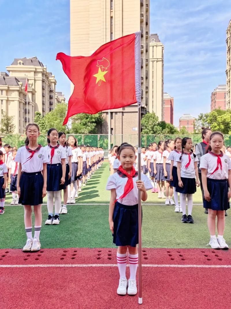 少先队入队宣誓时的手势是怎样的