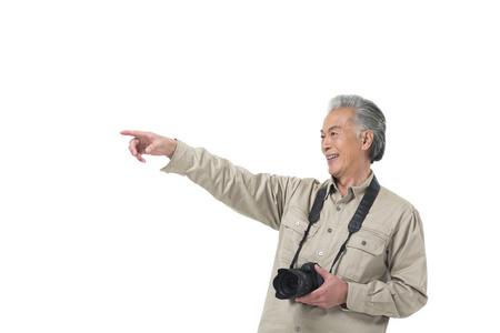 中老年男士拍照怎么摆姿势呢?