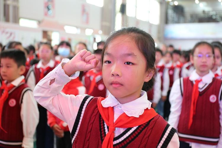 少先队员宣誓标准姿势