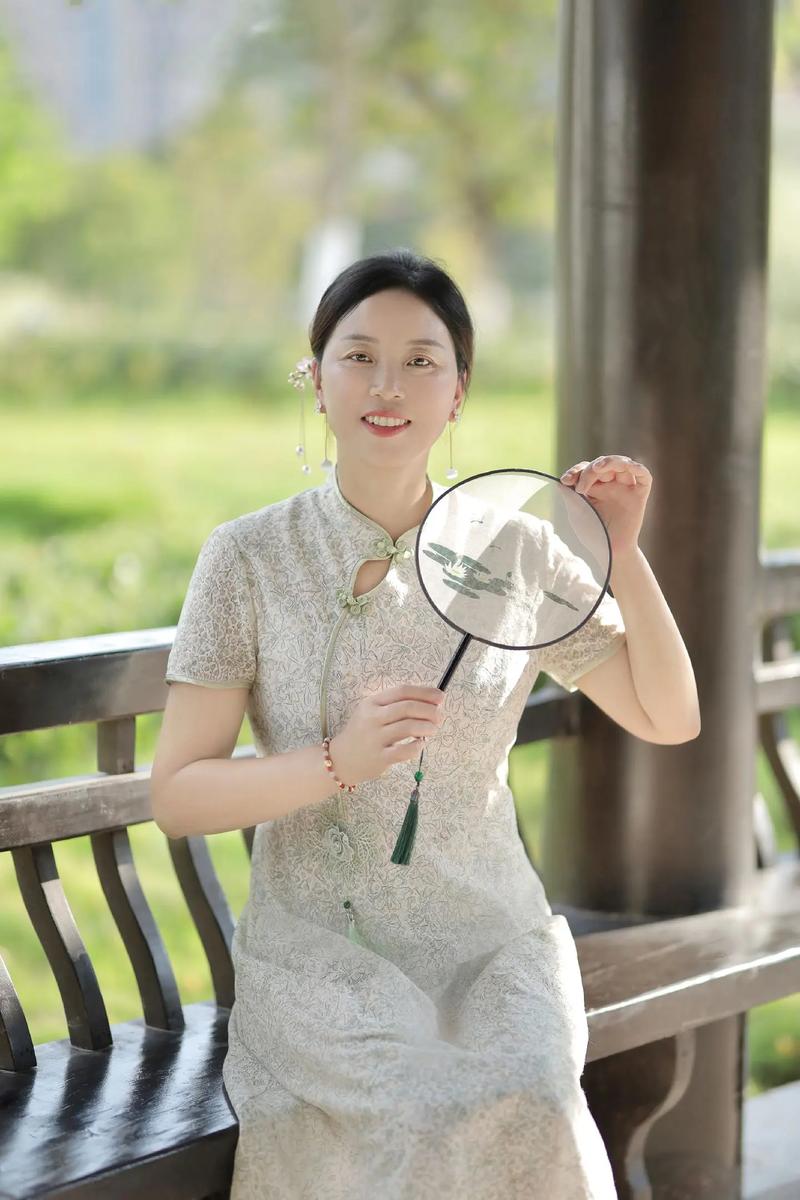 五十多岁的女人怎么拍照好看