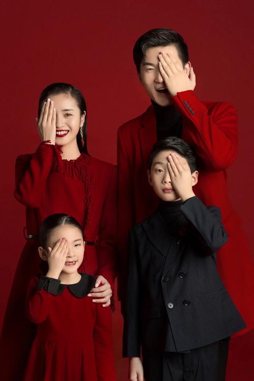 一家四口拍照姿势的摆法有哪些?