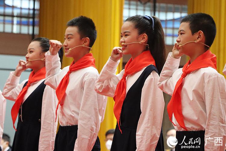 少先队员宣誓标准姿势