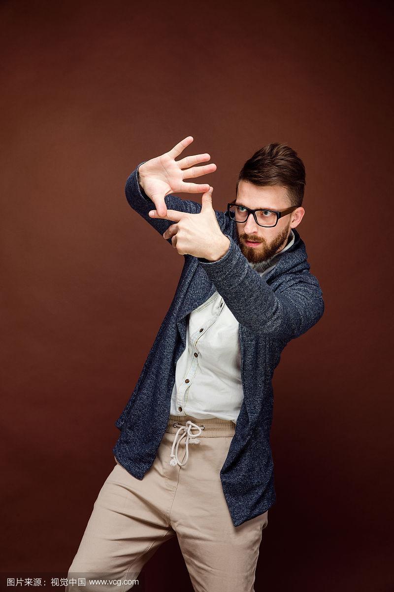 男生照相手势动作有哪些?